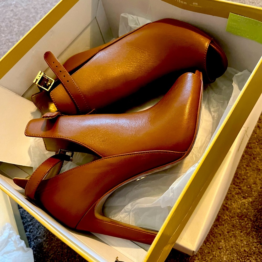 Michael Kors Lawson Open Toe Color Luggage Brown